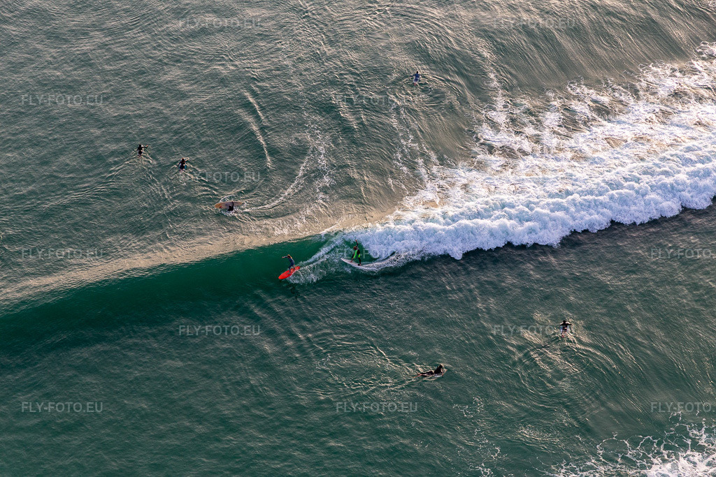 Vue aérienne: Wave surfeurs devant la Plage de Tronoën/Bretagne à Saint-Jean-Trolimon dans le département Finistère, France. Photo: IMG_132558.jpg prise le 17/06/2022 par Werner Riehm/FLY-FOTO.eu – Résolution de l'original: 5472 x 3648 px