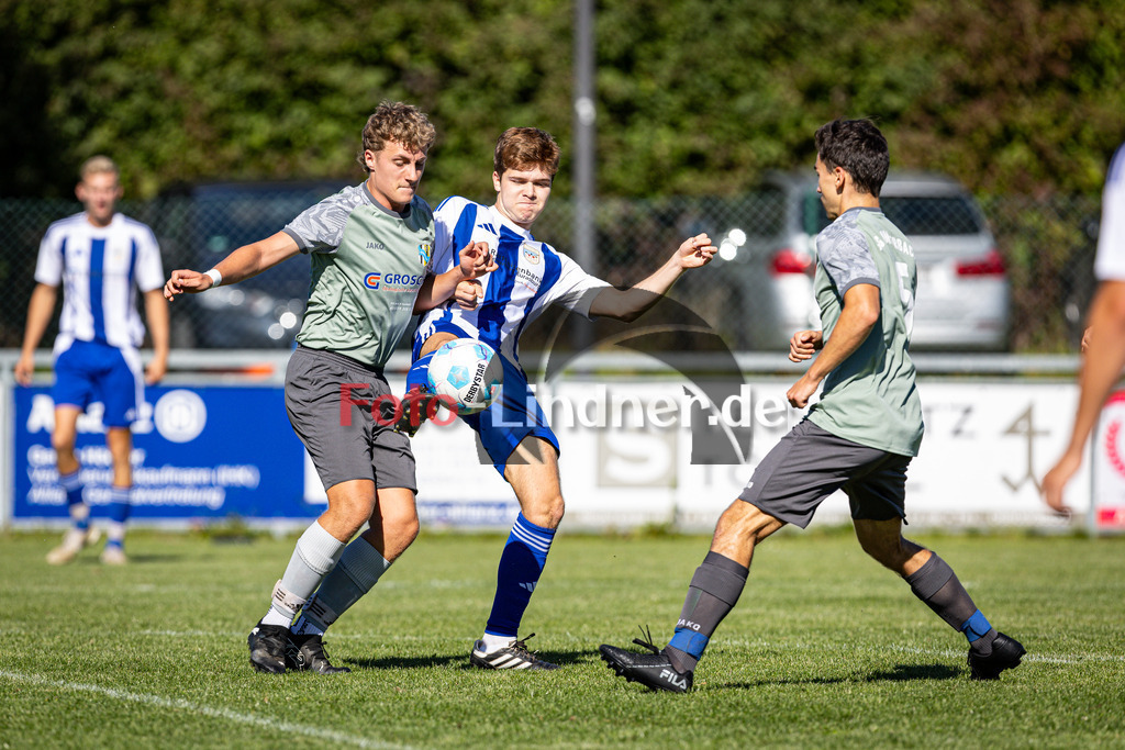 SG Hungerbach I gegen SV Eurasburg-Beuerberg | Fußball Herren Klasseklasse Gruppe 3 Zugspitze 2025/26, SG Hungerbach I gegen SV Eurasburg-Beuerberg, 20250920,Zweikampf,2025-09-20 in Oberhausen (Sportplatz Oberhausen), Felix EICHERBERGER (SV Eurasburg-Beuerberg 22), Julian BIERLING (Hungerbach 8), Stefan DOPFER (Hungerbach 5)Copyright: WolfgangxLindner www.foto-lindner.de