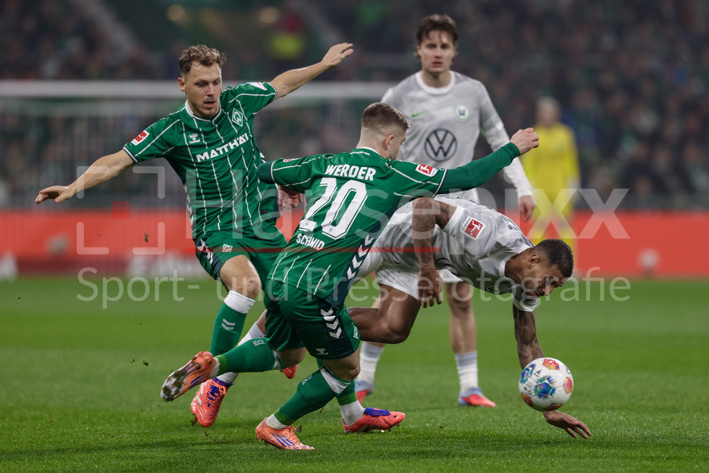Fussball, Bundesliga, SV Werder Bremen - VfL Wolfsburg | v.li.: Senne Lynen (SV Werder Bremen, 14), Romano Schmid (SV Werder Bremen, 20) und Vinicius Souza (VfL Wolfsburg, 5) im Zweikampf, Duell, Dynamik, Aktion, Action, Spielszene, DIE DFL-RICHTLINIEN UNTERSAGEN JEGLICHE NUTZUNG VON FOTOS ALS SEQUENZBILDER UND/ODER VIDEOÄHNLICHE FOTOSTRECKEN. DFL REGULATIONS PROHIBIT ANY USE OF PHOTOGRAPHS AS IMAGE SEQUENCES AND/OR QUASI-VIDEO.