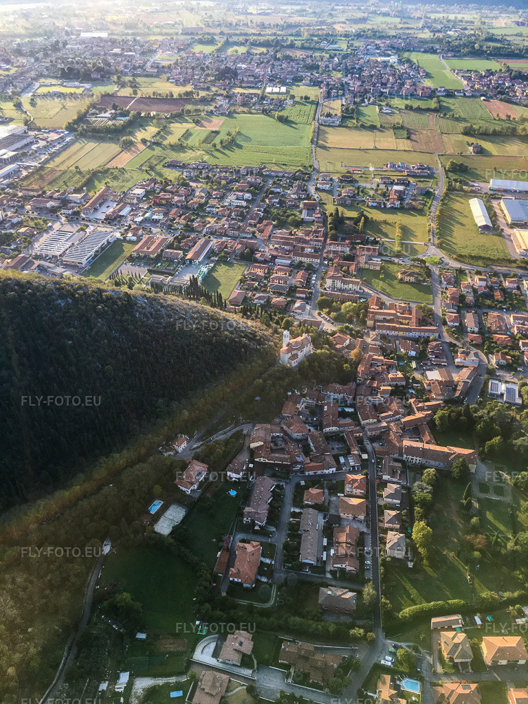 Vue aérienne: Église de Santa Giulia à Paitone dans le département Brescia, Italie. Photo: IMG-135043.jpg prise le 23/09/2022 par Werner Riehm/FLY-FOTO.eu – Résolution de l'original: 3024 x 4032 px