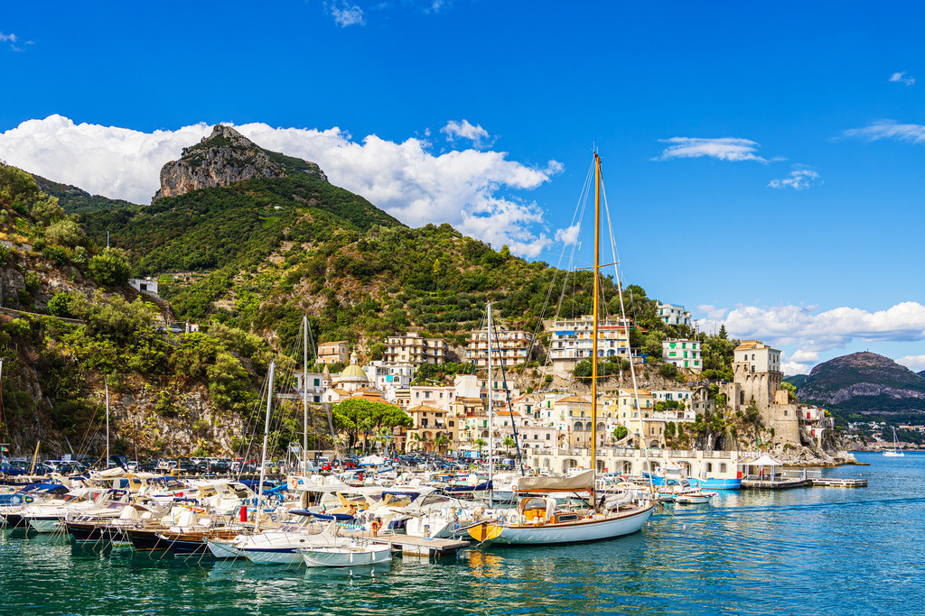 Blick auf das Fischerdorf Cetara an der Amalfiküste in Italien | Blick auf das Fischerdorf Cetara an der Amalfiküste in Italien.