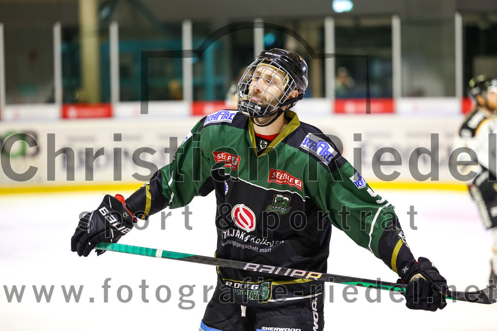 2022-09-23_120_TSV_Erding_gegen_EV_Fuessen | Erding, Deutschland, 23.09.2022:
Eishockey, Bayernliga 2022 / 2023, Testspiel, TSV Erding gegen EV Füssen, Endergebnis: 1:3

Florian Zimmermann (Erding Gladiators, #5)

Foto: Christian Riedel / fotografie-riedel.net