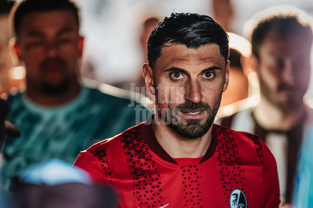 Fußball | Männer | Saison 2025/2026  | Fußball-Bundesliga | 27. Spieltag | FC St. Pauli vs. SC Freiburg | 22.04.2026 | Vincenzo Grifo (#32, SC Freiburg) auf dem Weg ins Stadion