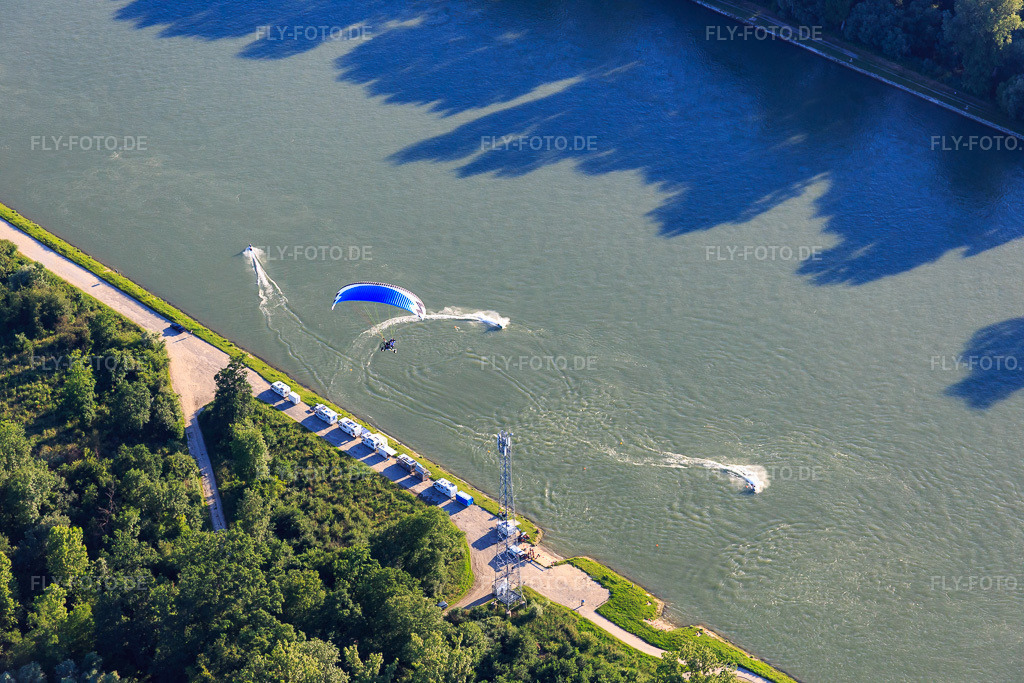 Luftbild: Wasserscooter vs. Paraglider im bzw. über dem Rhein im Ortsteil Leopoldshafen in Eggenstein-Leopoldshafen im Bundesland Baden-Württemberg in Deutschland. Foto: IMG_080768.jpg vom 13.06.2015 durch Werner Riehm/FLY-FOTO.de