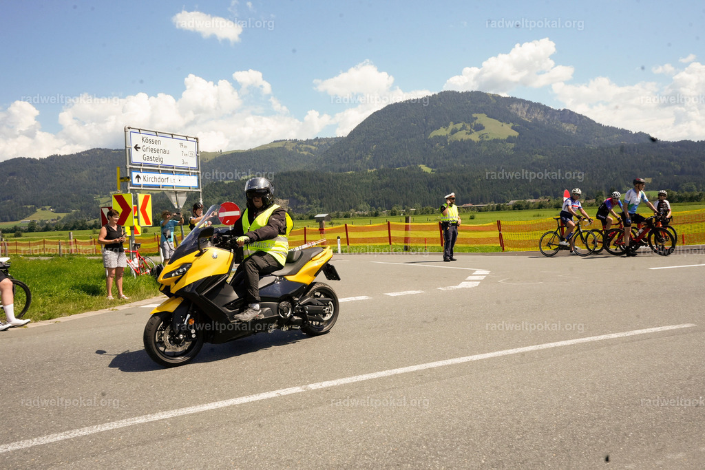 244_20230817_Bewerb_Maenner_Muehlanger | AUT - OESTERREICH, 2023-08-16: SPORT RENNRAD-FAHREN - 55. INTERNATIONALER RADWELTPOKAL IN ST. JOHANN IN TIROL  - Vintage-Radrennen mit WM-Bronze-Medaillen-Siegerin Christina Schweinberger, den Teilnehmer und Alexander Baumann (vom Orginastions-Team) - TAG 2 BEWERB MAENNER IN SECHS GRUPPEN  ; Foto: Roland Muehlanger