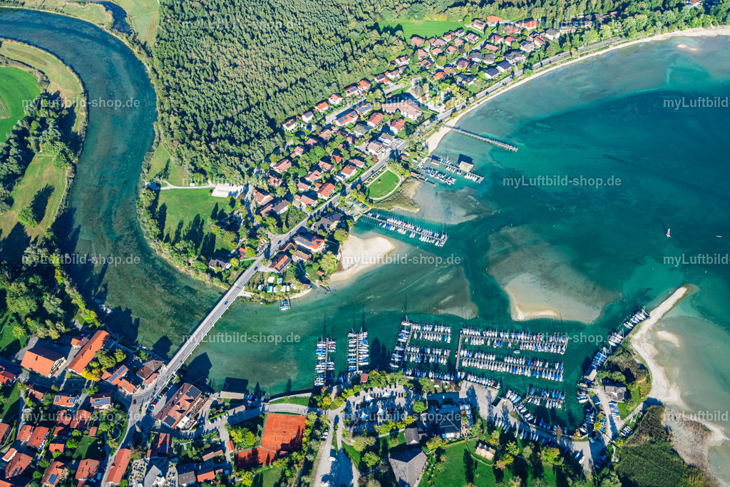 luftbild-seebruck-alzbrücke-bruno-kapeller-14 | Yachthafen in Seebruck am Chiemsee mit Segelbooten, Alzbrücke und dem türkisfarbenen Flachwasser am Ausfluss der Alz. Aufgenommen am 25.09.2026. | Copyright: © Bruno Kapeller - Realisiert mit Pictrs.com