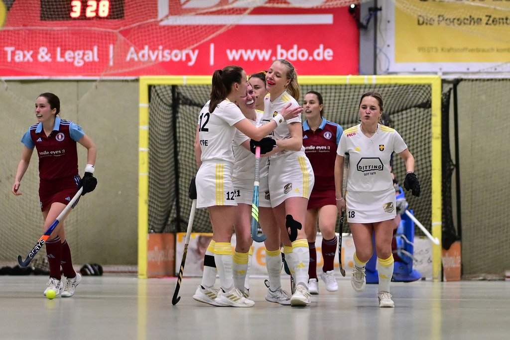 Hockey I Frauen I Saison 2025-2026 I Bundesliga I 9. Spieltag I Harvestehuder THC - UHC Hamburg | Der Sportfotograf. - Realisiert mit Pictrs.com