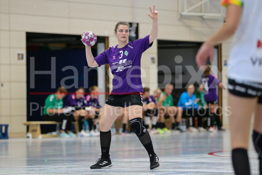 Handball, Testspiel Frauen, VfL Oldenburg - SV Werder Bremen | v.li.: Angelina Saur (SV Werder Bremen, 3) am Ball, Spielszene, Aktion, Action