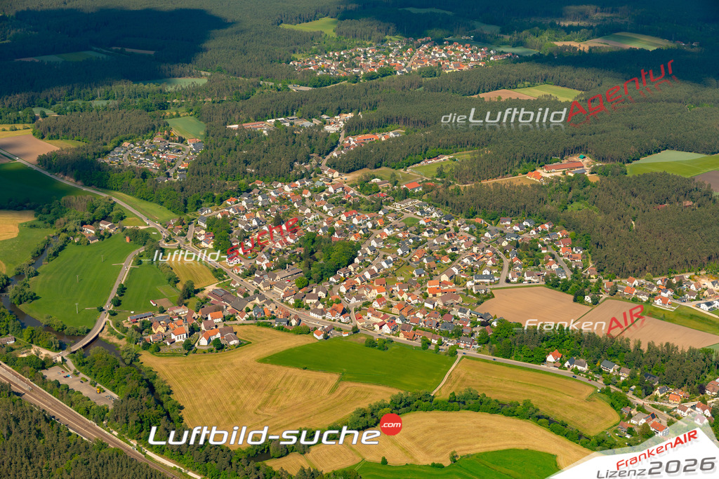 Das Luftbild zeigt : Pfaffenhofen Roth - Die Luftaufnahme wurde 2024 vom UL-Flugzeug aus erstellt ( keine Drohne ) - Hochauflösende Luftaufnahme - Für grossformatige Ausdrucke geeignet. Die Geschenkidee !Mit Lizenz und Bildrechte bestellbar