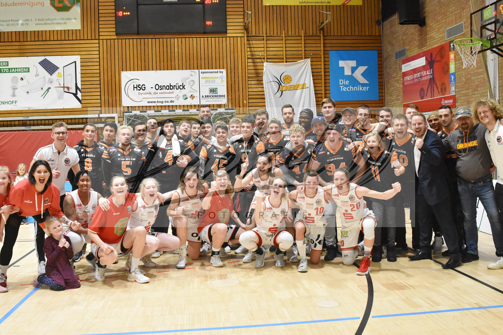 20200126_PANHAL_0071 | Basketball, Frauen: Gruppenfoto mit den GiroLive-Panthers Osnabrück und den OS-Tigers beim Spiel der Toyota DBBL zwischen GiroLive-Panthers Osnabrück vs. GISA LIONS SV Halle am 26.01.2020 im Panthers Dome in Osnabrück, Deutschland.(Foto von Nico Paetzel) - Realisiert mit Pictrs.com