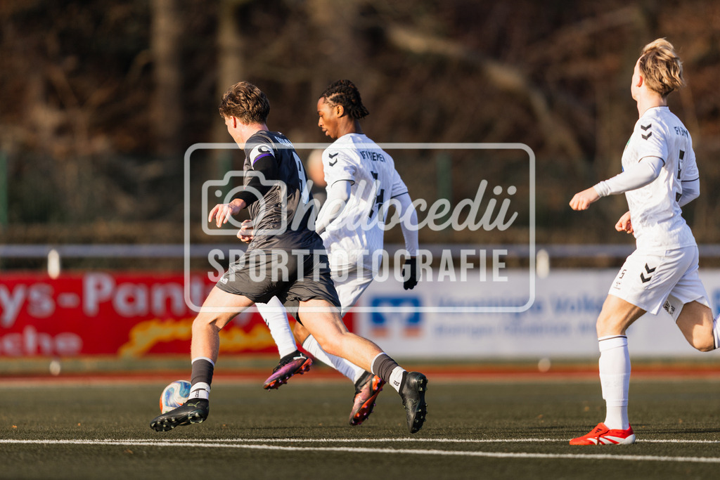 Fußball I Herren I Saison 2025-2026 I Freundschaftsspiel I VFL Osnabrück A-Junioren - JFV Bremen-107 | Jakob Völkerding (9, VfL Osnabrück A-Junioren) Oseive Princewill Azonabor (24, JFV Bremen) - Realisiert mit Pictrs.com