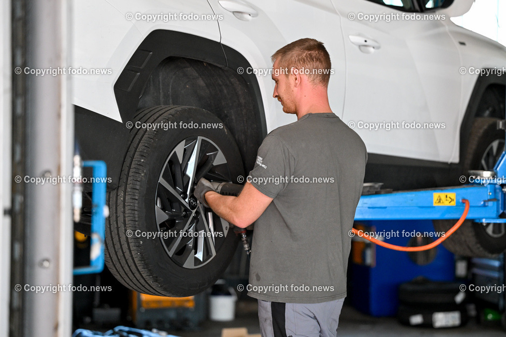 Seifried United Auto_ 26.09.2023-25 | 26.09.2023, Grieskirchen, AUT, Seifried United GmbH im Bild Klaus Reif (Mechaniker bei Seifried United GmbH)