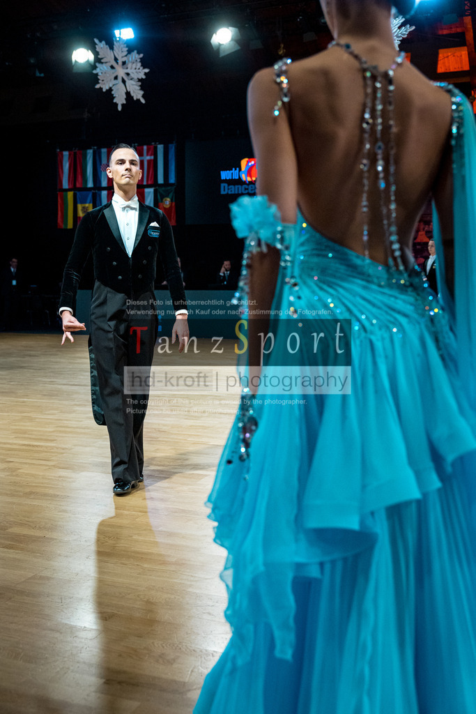 20251212_WDSF_World_Ch_Cup_RS-Std_1494-2 | Tanzsportbilder, Standardtanz, Lateintanz, WDSF, DTV, LTVB, dancecomp, goc, hessen tanzt, blaues band der spree, walzer, tango, wiener walzer, slowfox, quickstepp, samba, rumba, cha-cha-cha, paso doble. jive, hd-kroft photography, turniertanzsport