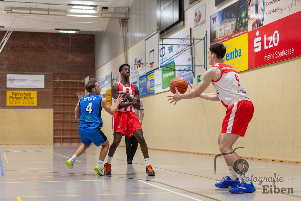 TSG Westerstede-Fortuna Logabirum | Basketball 2. Regionalliga; TSG Westerstede 2 (weiß)- Fortuna Logabirum (blau) am 12.12.2025 in Westerstede (Hössensportzentrum), Photo: Philip Eiben 2025 - Realisiert mit Pictrs.com