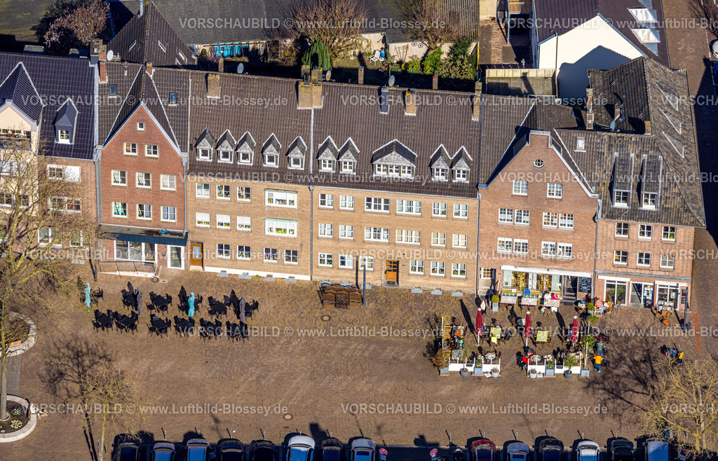 Rees240312575 | Luftbild, Marktplatz Rees Fußgängerzone mit Außengastronomie, Gäste an Tischen und Stühlen in der Sonne, Rees, Nordrhein-Westfalen, Deutschland
