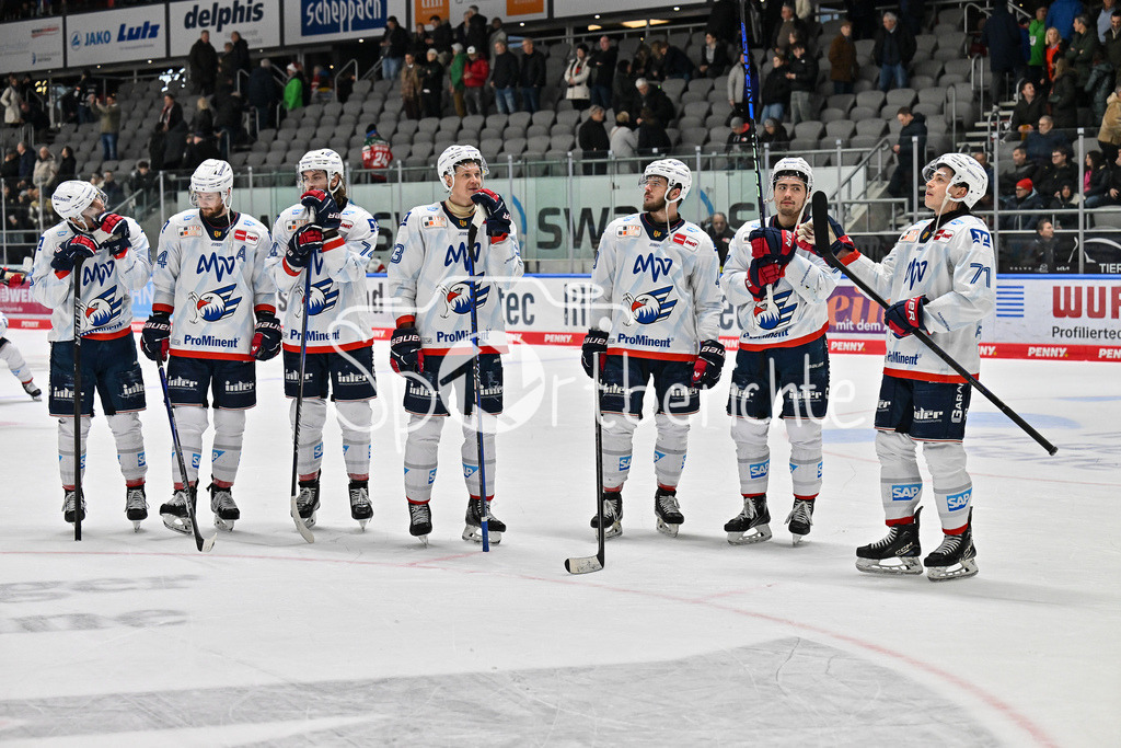 Augsburger Panther - Adler Mannheim | Die Mannheimer Adler bedanken sichb ei den mitgereisten Fans nach dem Sieg in Augsburg / DEL: Augsburger Panther - Adler Mannheim, Curt Frenzel Stadion am 26.12.2024