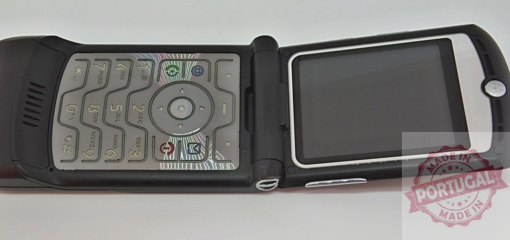 Motorola Razr V3 mobile phone showing keypad and screen | Old mobile phone showing keypad and screen open on white background - Realisiert mit Pictrs.com