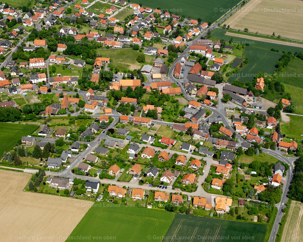 2638111 | GROß DöHREN 09.06.2006 Von Wald und Forstgebieten umgebener Ortskern der Straßen und Häuser und Wohngebiete in Groß Döhren im Bundesland Niedersachsen, Deutschland // Surrounded by forest and forest areas center of the streets and houses and residential areas in Groß Döhren in the state Lower Saxony, Germany Foto: Gerhard Launer