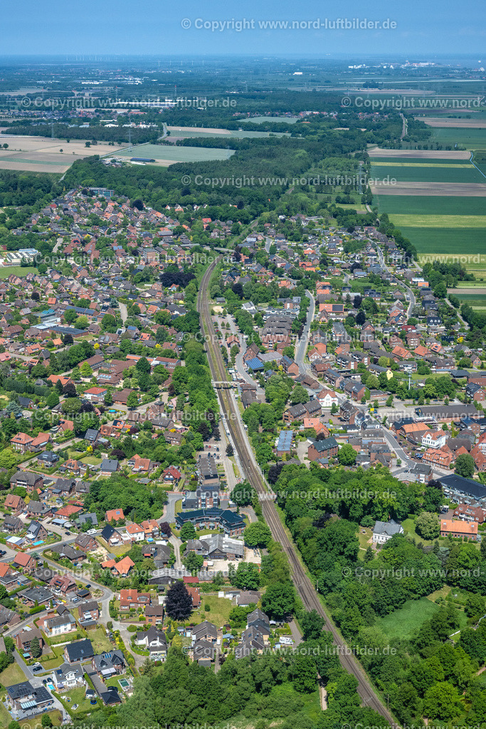 Horneburg_Ortsansicht_ELS_7870280523 | HORNEBURG 28.05.2023 Ortsansicht der Straßen und Häuser der Wohngebiete in Horneburg im Bundesland Niedersachsen, Deutschland. // Town View of the streets and houses of the residential areas in Horneburg in the state Lower Saxony, Germany. Foto: Martin Elsen