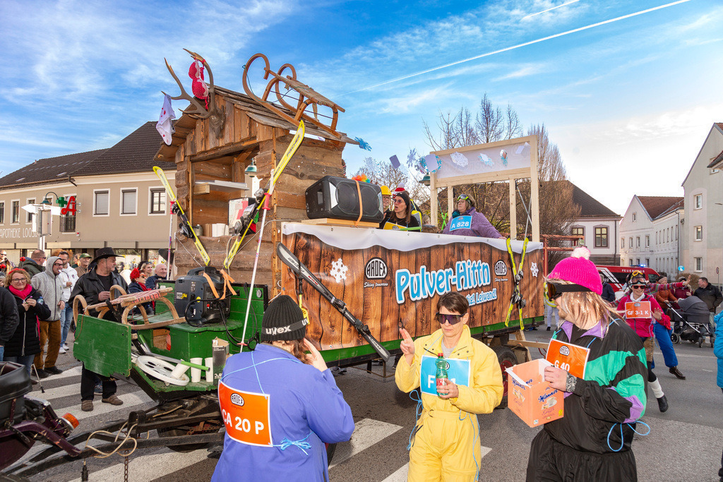 Umzug2025-195_9893 | Fotostrecke: FASCHINGSUMZUG 2025 in Loosdorf. 22 Masken(gruppen)-Teilnehmer: Loosdorfer Vereine, Wirtschaftstreibende, Gemeindeabordnungen sowie Kreditinstitute. rund 700 Besucher entlang der Hauptstrasse. Veranstaltungs-Sicherung durch Mannschaft der FF-Loosdorf mit schwerem Gerät. Maskenprämierung am EKZ-Platz durch Bgm. Thomas Vasku in den Kategorien: Bester Festwagen (Fa. gkonzept-Groissenberger; Beste Personengruppe-ASK-Loosdorf; Beste Einzelperson; Weiteste Anreise-FF Schollach;