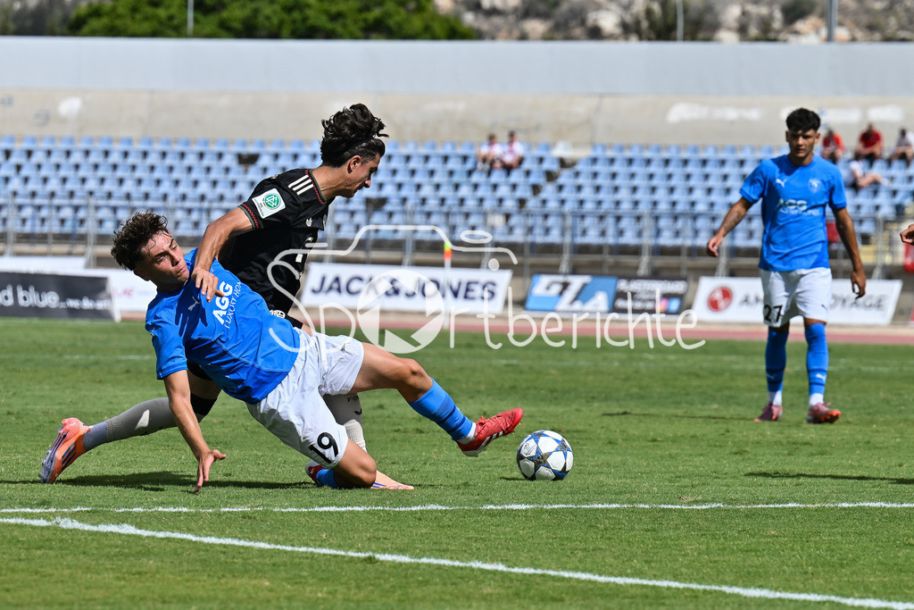 Papohs FC U19 - FC Bayern München U19 | im Duell Panagiotis TSVIVKOS (Paphos FC U19 19) und Adin LICINA (FCB #7) / Zweikampf / UEFA Youth League: Paphos FC U19 - FC Bayern München U19; Stelios Kyriakides Stadium am 30.09.2025