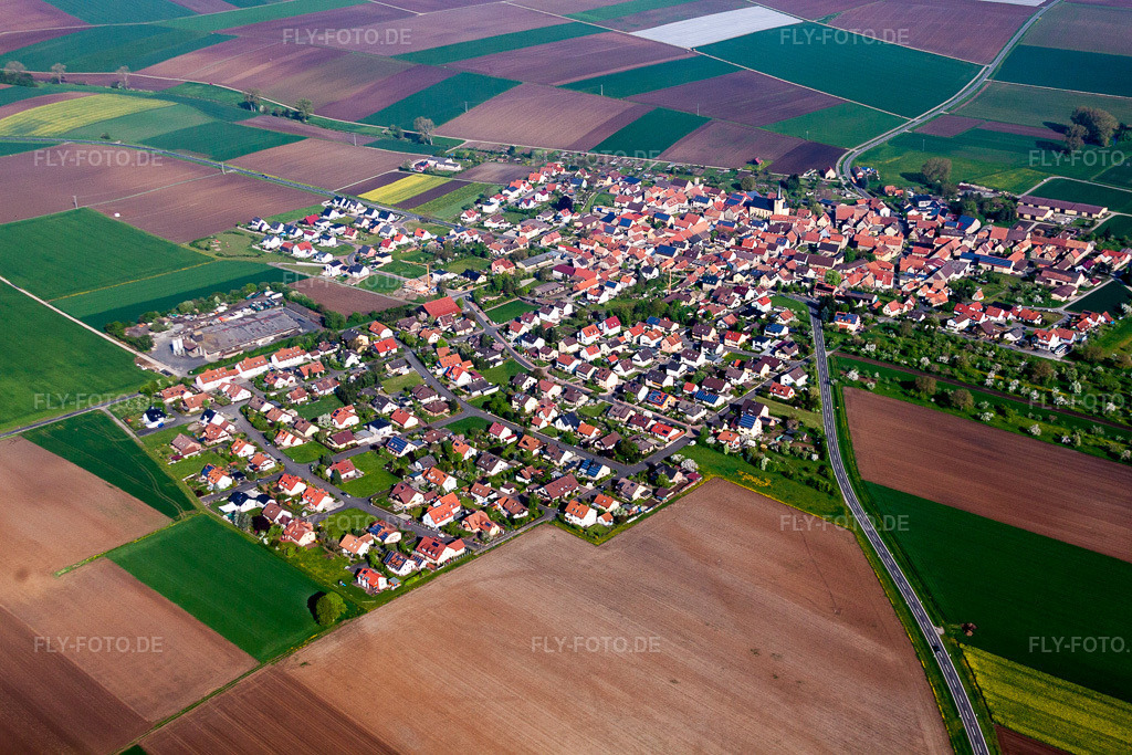 Luftbild: landwirtschaftlichen Feldern und Nutzflächen in Oberpleichfeld im Bundesland Bayern in Deutschland. Foto: IMG_57088.jpg vom 08.05.2013 durch Werner Riehm/FLY-FOTO.de