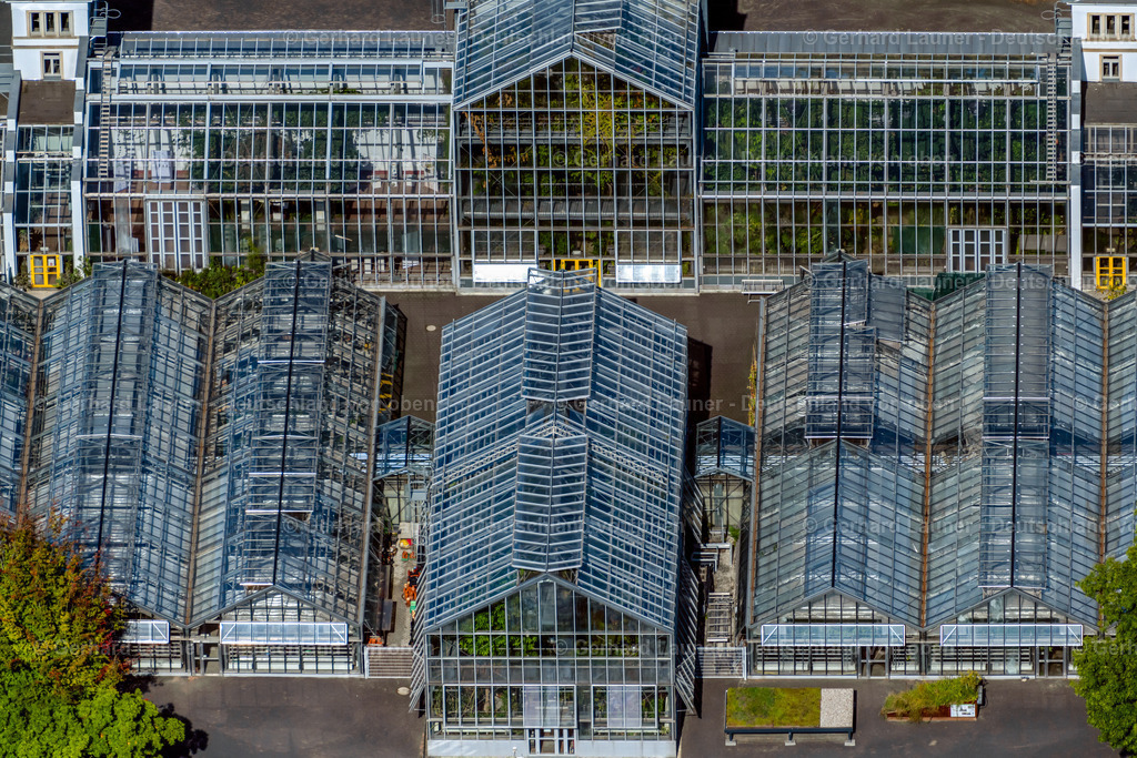 4041661 | LEIPZIG 15.09.2020 Gewächshäuser " Schmetterlingshaus und Gewächshäuser im Botanischen Garten Leipzig " im Ortsteil Zentrum-Südost in Leipzig im Bundesland Sachsen, Deutschland. Weiterführende Informationen bei: Universität Leipzig. // Greenhouses "Butterfly House and Greenhouses in the Botanical Garden Leipzig" in the district Zentrum-Suedost in Leipzig in the state Saxony, Germany. Further information at: Universitaet Leipzig. Foto: Gerhard Launer