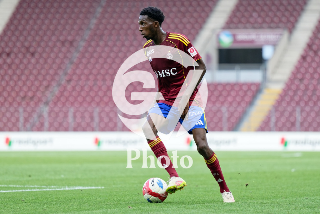 Brack Super League - Servette FC v FC Saint-Gall | Lamine Fomba (11 Servette FC) controls the ball (action) during the Brack Super League match between Servette FC and FC Saint-Gall at Stade de Geneve in Geneva, Switzerland