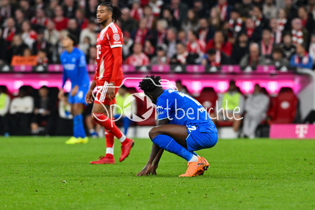 FC Bayern München - Bayer 04 Leverkusen | MüNCHEN, DEUTSCHLAND - 1. NOVEMBER: ein enttäuschter Edmond TAPSOBA (Bayern Leverkusen 12)  Einzelfoto / Freisteller während dem Bundesligamatch zwischen dem FC Bayern München und Bayer 04 Leverkusen am 9. Spieltag in der Allianz Arena am 1. November 2025 in München, Germany / DFL REGULATIONS PROHIBIT ANY USE OF PHOTOGRAPHS AS IMAGE SEQUENCES AND/OR QUASI-VIDEO