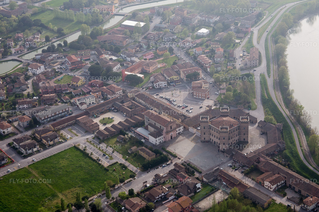 Aerial view: View of the town in Mesola in the state Ferrara, Italy. – Photo: IMG_087294.jpg taken on 04/05/2016 by Werner Riehm/FLY-FOTO.com – Resolution of the original: 5472 x 3648 px