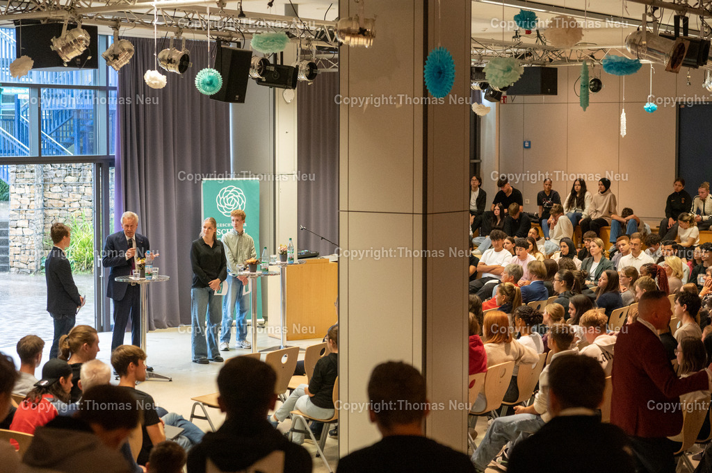 Bundespräsident-Christian-Wulff-GSS-47 | Christian Wulff, Bundespräsident a.D., Besuch, Geschwister-Scholl-Schule Bensheim, Bensheim, Bergstraße, Schule, Politik, politische Bildung, Demokratie, Wertevermittlung, Vortrag, Rede, Diskussion, Schüler, Lehrkräfte, Aula, Veranstaltung, Begegnung, Ehrengast, Gesellschaft, Zeitgeschehen, Politik an Schulen, Hessen,, Bild: Thomas Neu