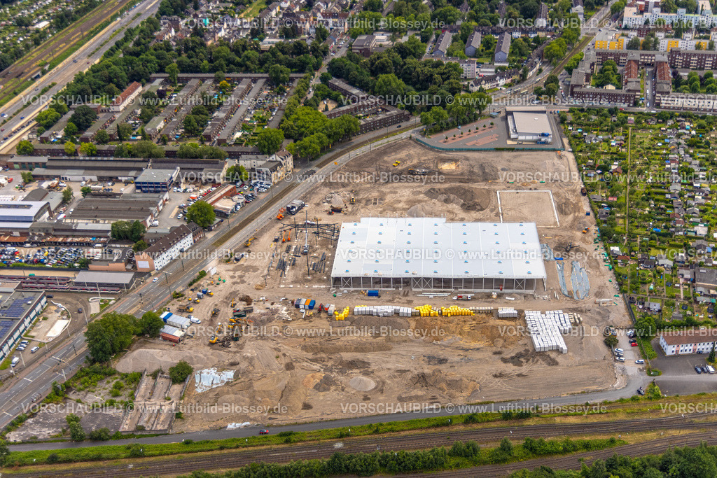 Duisburg240703965-Sued | Luftbild, Duisburg-Süd, Baustelle und Neubau auf dem ehemaligen Gelände der Didier-Werke, geplante neue Gesamtschule, Düsseldorfer Straße, Wanheimerort, Duisburg, Ruhrgebiet, Nordrhein-Westfalen, Deutschland