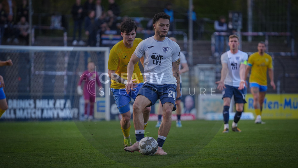 Fußball, Herren, Saison 2025/2026, Regionalliga Nordost, 30. Spieltag, FSV 63 Luckenwalde vs. SV Babelsberg 03, Freitag 17.04.2026, Karl-Liebknecht-Stadion Potsdam | Fußball, Herren, Saison 2025/2026, Regionalliga Nordost, 30. Spieltag, FSV 63 Luckenwalde vs. SV Babelsberg 03, Freitag 17.04.2026, Karl-Liebknecht-Stadion Potsdam, Im Bild: Matthew Meier (l. Luckenwalde) und Theo Ogbidi (r. Babelsberg) - Realisiert mit Pictrs.com