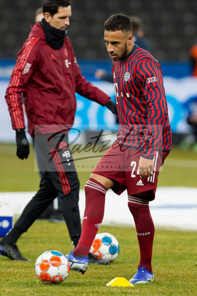 BSCFCB20220123_205 | Fussball, Herren: Corentin Tolisso (FC Bayern Muenchen) in Aktion, am Ball, Einzelaktion bei dem Spiel der 1. Bundesliga zwischen Hertha BSC und FC Bayern Muenchen im Olypiastadion am 23.01.2022 in Berlin, Deutschland.DFB / DFL REGULATIONS PROHIBIT ANY USE OF PHOTOGRAPHS AS IMAGE SEQUENCES AND/OR QUASI-VIDEO. - Realisiert mit Pictrs.com