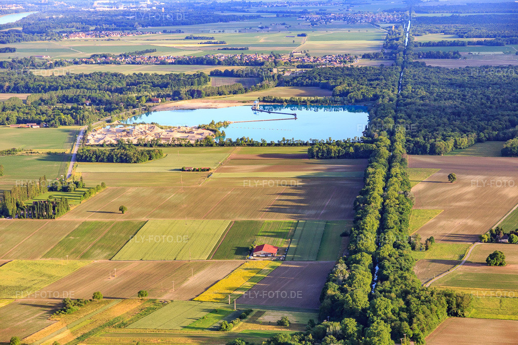 Luftbild: Baggersee der Ballastieres Werny SAS  und UL-Flugplatz in Marckolsheim im Bundesland Bas-Rhin in Frankreich. – Foto: IMG_147373.jpg vom 29.05.2025 durch Werner Riehm/FLY-FOTO.de – Auflösung des Originals: 5472 x 3648 px – Ballastières Werny
