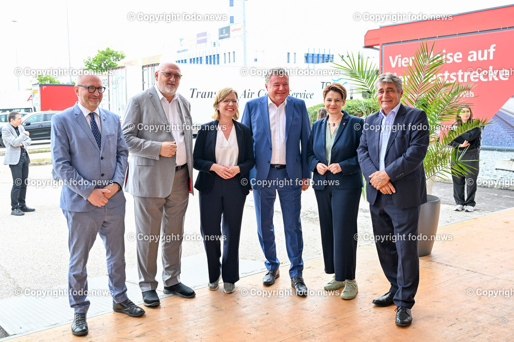 Festakt_ OeBB Gleisausbau_ Baustart_ 01.07.2024-7 | 01.07.2024, Hoersching, AUT, Festakt OeBB-anlaesslich des 4-gleisigen Ausbau des Abschnitt Linz - Marchtrenk, im Bild Wolfgang Bogensberger (Leiter der Vertretung der EU Kommission in Oesterreich), Andreas Mattae (Vorstandvorsitzender der OeBB), BMin Leonore Gewessler (Die Gruenen, Klimaschutz, Umwelt, Energie, Mobilitaet, Innovation und Technologie), LR Guenther Steinkellner (FP), Dagmar Engl (Die Gruenen, LAbg.), Herwig Mahr (FP, Klubobmann)
