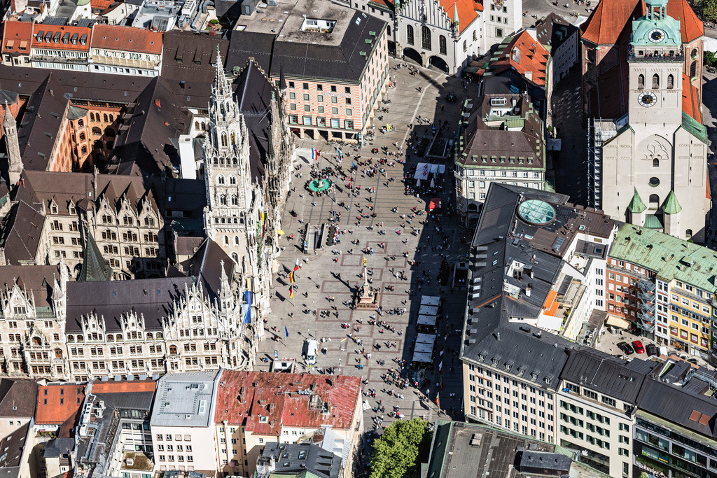 dr__dsc9206.jpg | MüNCHEN 07.05.2018 Platz- Ensemble Marienplatz am Rathaus im Innenstadt- Zentrum in München im Bundesland Bayern, Deutschland. // Ensemble space Marienplatz on Town Hall in the inner city center in Munich in the state Bavaria, Germany. Foto: Daniel Reiter