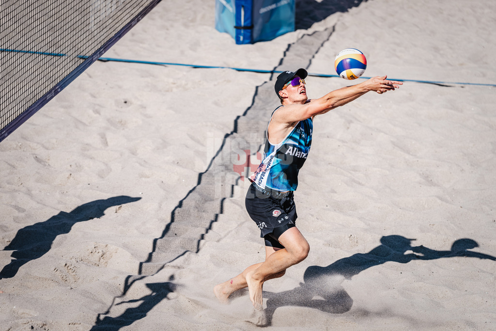 Beachvolleyball | Männer  | Allianz German Beach Tour 2024 | Tourstop Kühlungsborn | 10.08.2024 | Robin Sowa spielt den Ball