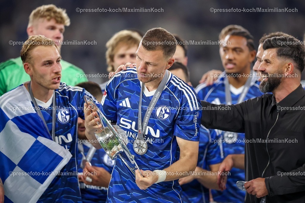 S0417052602055 | 17.05.2026, Fußball, FC Schalke 04 - Eintracht Braunschweig, 34. Spieltag, 2. Fußball Bundesliga, Veltins-Arena Gelsenkirchen, Saison 2025 2026: Schalke 04 ist Meister der 2. Bundesliga. Die Mannschaft gewinnt die Meisterschaft und steht jubelnd auf dem Spielfeld. Freude und Emotionen nach dem Sieg. Übergabe Siegerehrung Edin Dzeko&nbsp;(Schalke04 #10) mit der Meisterschale in der Hand neben Cheftrainer Miron Muslic (Schalke04) auf dem Podest DFB regulations prohibit any use of photographs as image sequences and or quasi-video.
