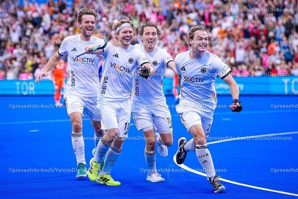 xydrx16082509004 | 16.08.2025, xydrx, Herren EuroHockey Championship 2025, Finale, Niederlande - Deutschland, Sparkassenpark Mönchengladbach: Thies Prinz (GER #11) Michel Struthoff (GER #21) Johannes Große (GER #10) Justus Weigand (GER #19) bejubeln den Sieg im Finale