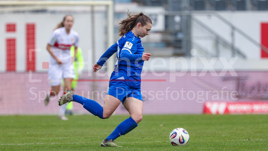 Fussball, 2. Frauen-Bundesliga, SV Meppen - VfB Stuttgart | Sarah Hagg (SV Meppen, 12) am Ball, Einzelbild, Ganzkörper, Aktion, Action, Spielszene, DIE DFB-RICHTLINIEN UNTERSAGEN JEGLICHE NUTZUNG VON FOTOS ALS SEQUENZBILDER UND/ODER VIDEOÄHNLICHE FOTOSTRECKEN. DFB REGULATIONS PROHIBIT ANY USE OF PHOTOGRAPHS AS IMAGE SEQUENCES AND/OR QUASI-VIDEO.