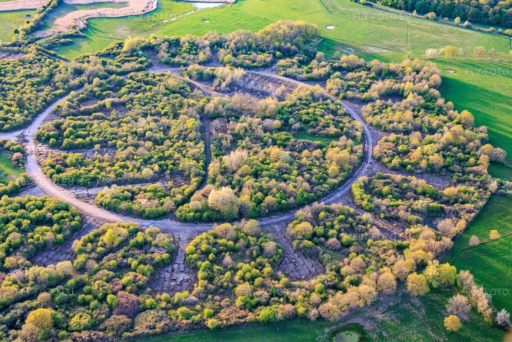 Vue aérienne: Chemin de fer circulaire et halls démolis sur l'ancien aérodrome militaire Grostenquin à Grostenquin dans le département Moselle, France.Photo: IMG_154351.jpg prise le 17/04/2026 par Werner Riehm/FLY-FOTO.euRésolution de l'original: 6000 x 4000 px