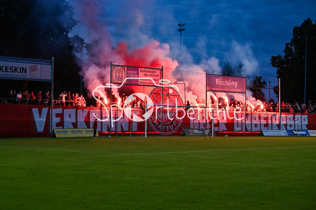 FC Memmingen - FC Bayern Amateure | Die Fans der Bayern Amateure zünden zu Beginn der zweiten Halbzeit Pyrotechnik / Pyro / Ultras / Symbolbild / Regionalliga Bayern: FC Memmingen - FC Bayern München II; Arena Memmigen am 29.08.2025
