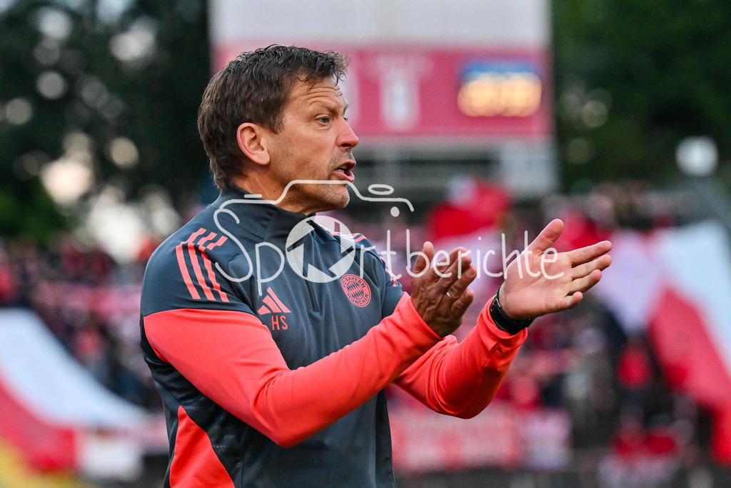 FC Augsburg II - FC Bayern Amateure | im Bild Holger SEITZ Cheftrainer FC Bayern München II / Einzelfoto / Freisteller / Regionalliga Bayern: FC Augsburg II - FC Bayern Muenchen II, Rosenaustadion am 25.07.2025
