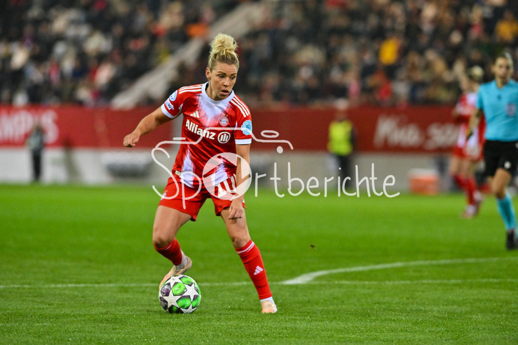 FC Bayern München - Juventus Turin | MUNICH, GERMANY - OCTOBER 16: with ball Linda DALLMANN (FC Bayern Munich 10) during the UWCL match between FC Bayern Munich vs. Juventus FC on matchday 2 at FC Bayern Campus on October 16, 2025 in Munich, Germany