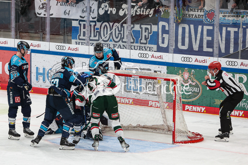 ERC Ingolstadt - Augsburger Panther | Ryan KUFFNER (AEV #17) kann in dieser Szenen den Puck nicht ueber die Linie druecken