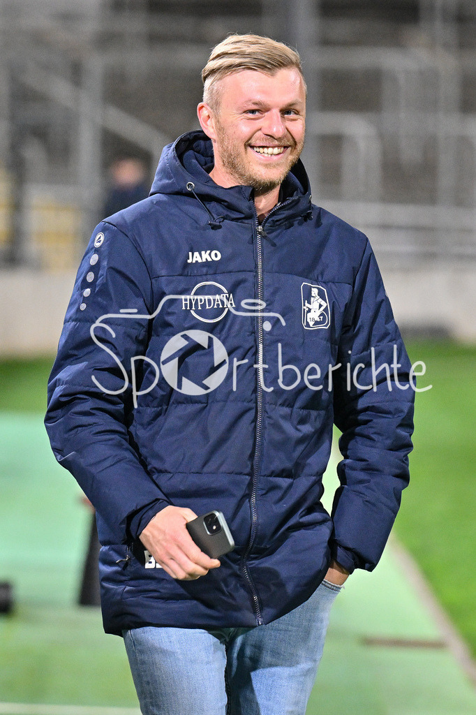 FC Bayern Amateure - TSV Schwaben Augsburg | Im Bild Benedikt SCHMOLL sportlicher Leiter TSV Schwaben Augsburg nach der Niederlage in Muenchen / Freisteller / Einzelfoto / Regionalliga Bayern: FC Bayern Muenchen II - TSV Schwaben Augsburg, Gruenwalder Stadion am am 25.10.2024
