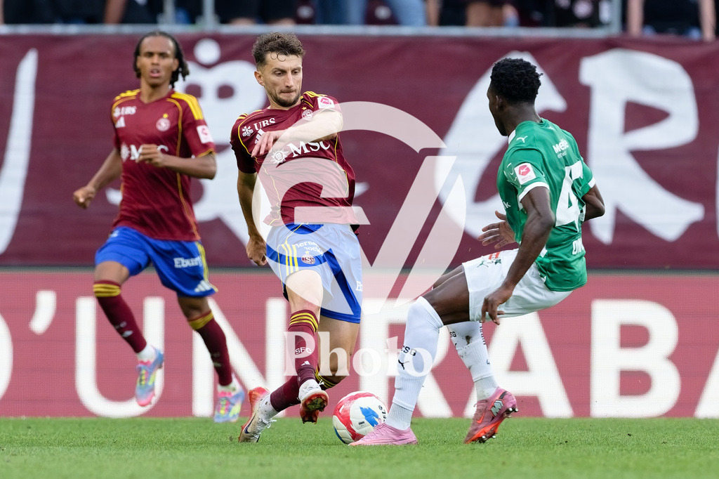 Brack Super League - Servette FC v FC Saint-Gall | Miroslav Stevanovic (9 Servette FC) and Enoch Owusu (47 FC Saint-Gall) battle for the ball (duel)  during the Brack Super League match between Servette FC and FC Saint-Gall at Stade de Geneve in Geneva, Switzerland