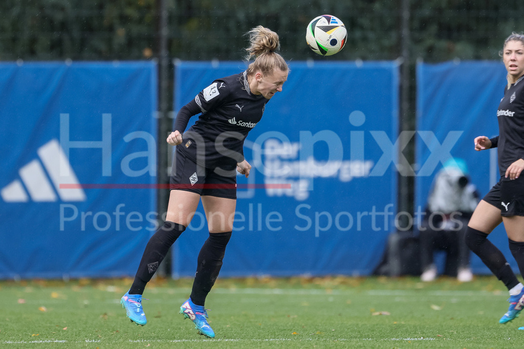 Fussball, 2. Frauen-Bundesliga, Hamburger SV - Borussia Mönchengladbach | v.li.: Sam Drissen (Borussia Mönchengladbach, 15) beim Kopfball, Aktion, Action, Spielszene, DIE DFB-RICHTLINIEN UNTERSAGEN JEGLICHE NUTZUNG VON FOTOS ALS SEQUENZBILDER UND/ODER VIDEOÄHNLICHE FOTOSTRECKEN. DFB REGULATIONS PROHIBIT ANY USE OF PHOTOGRAPHS AS IMAGE SEQUENCES AND/OR QUASI-VIDEO.