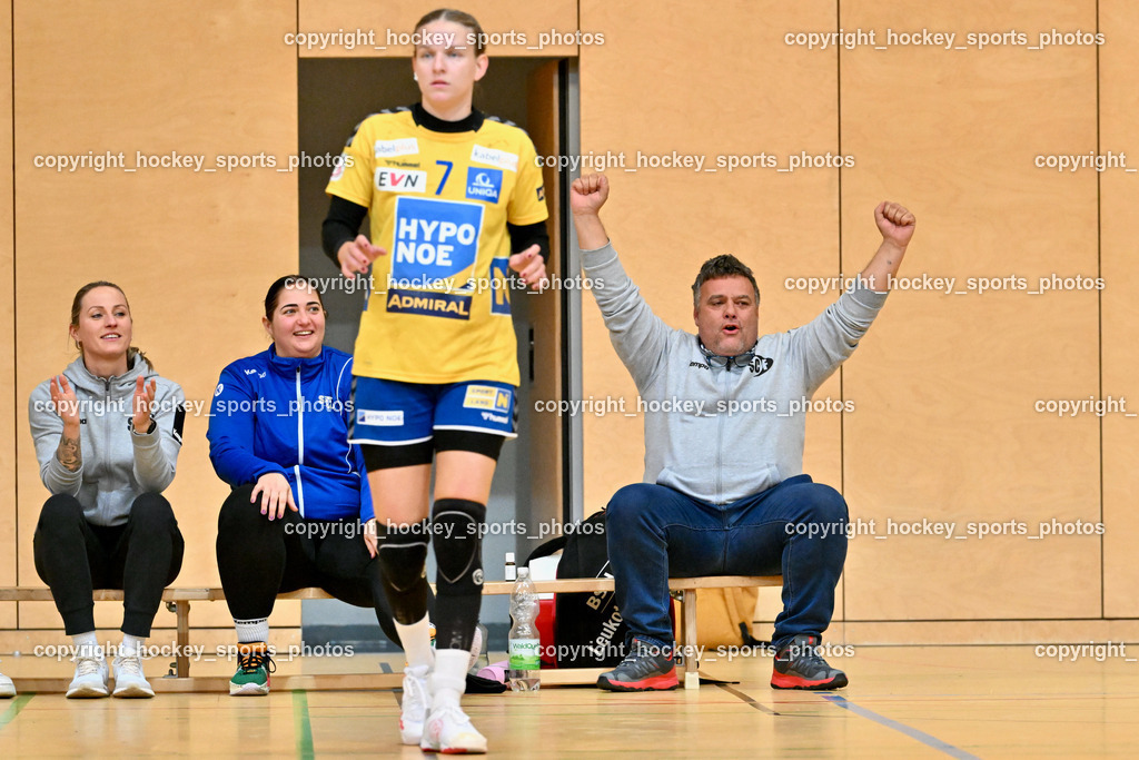 SC Ferlach Damen vs. Hypo Niederösterreich 18.11.2023 | Jubel Spielerbank SC Ferlach Damen, KAVALAR Anna-Maria, #12 Segota Helena, Assistentcoach SC Ferlach Damen Buchbauer Wolfgang, #7 REIN LORENZALE Ines